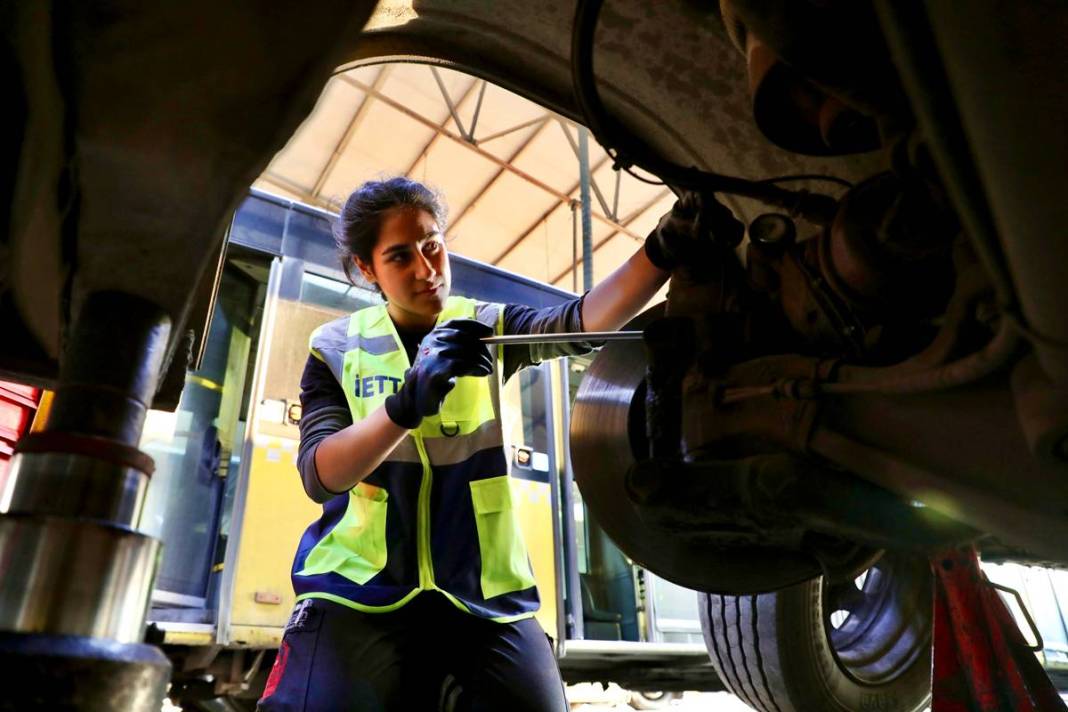 Kadınlar artık sadece direksiyon başında değil, otobüslerin kalbinde! İETT, kadınlara kapılarını sonuna kadar açıyor 5